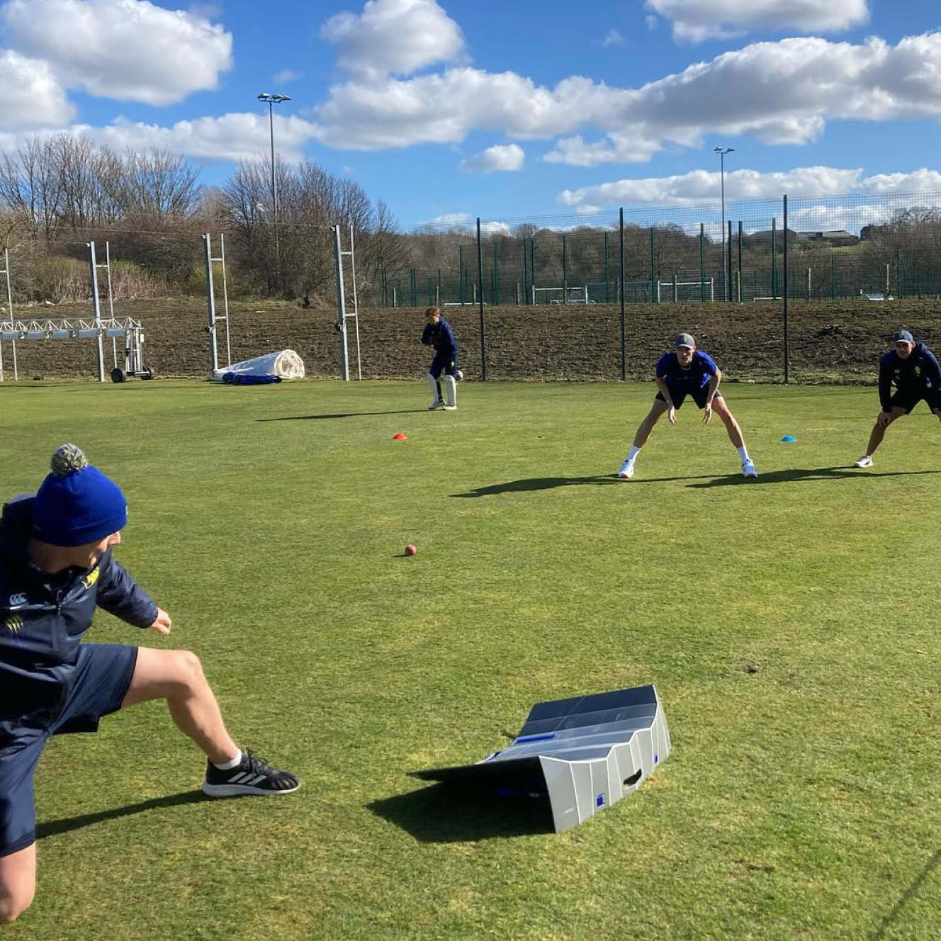 Reflex deflector slips catching